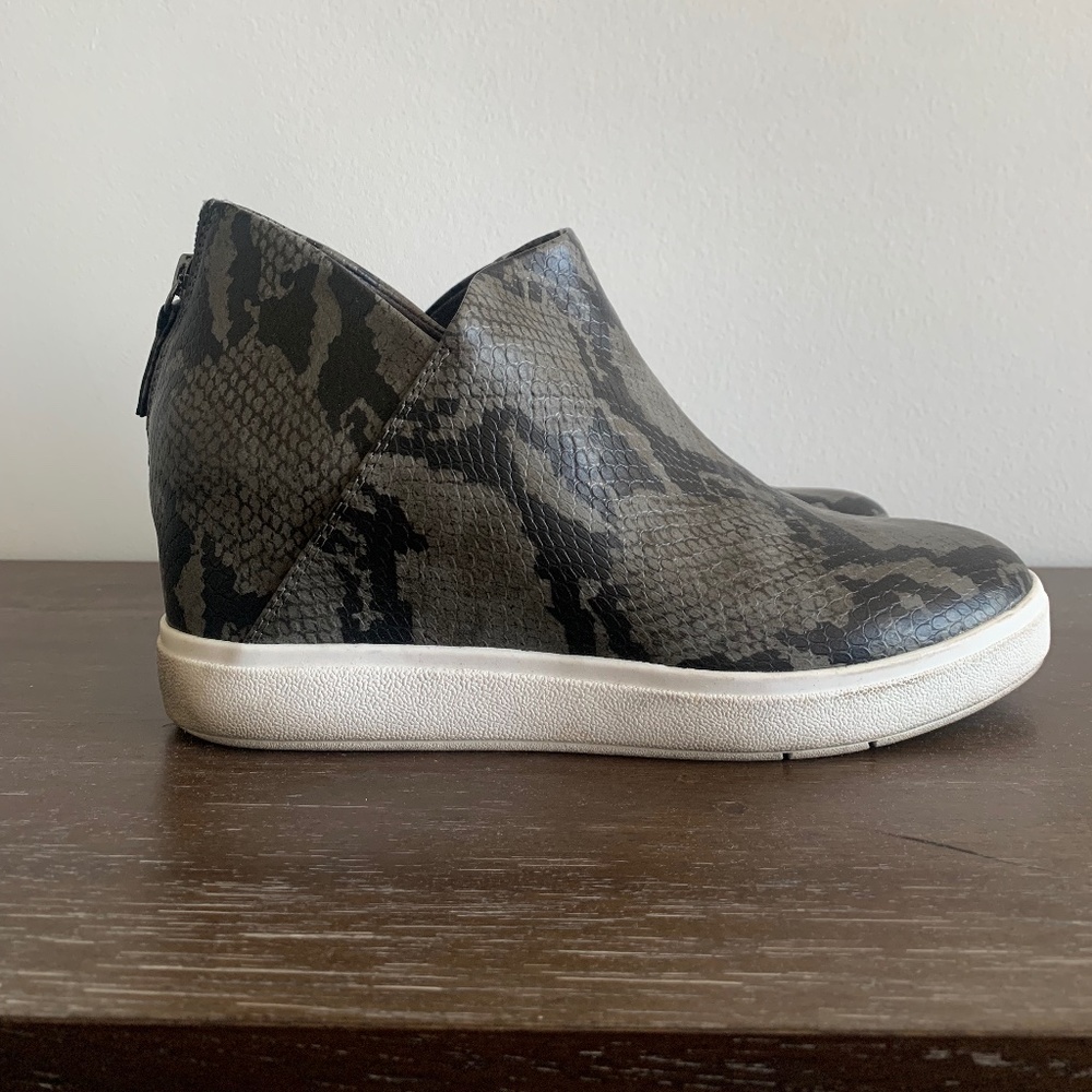 US Sz 8.5, EU Sz 39.5 | Grey and Black